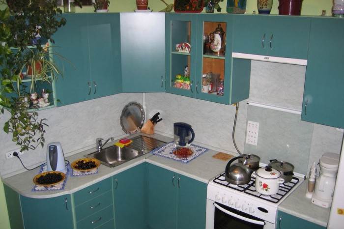 Кухня в брежневке дизайн 6 кв м с холодильником