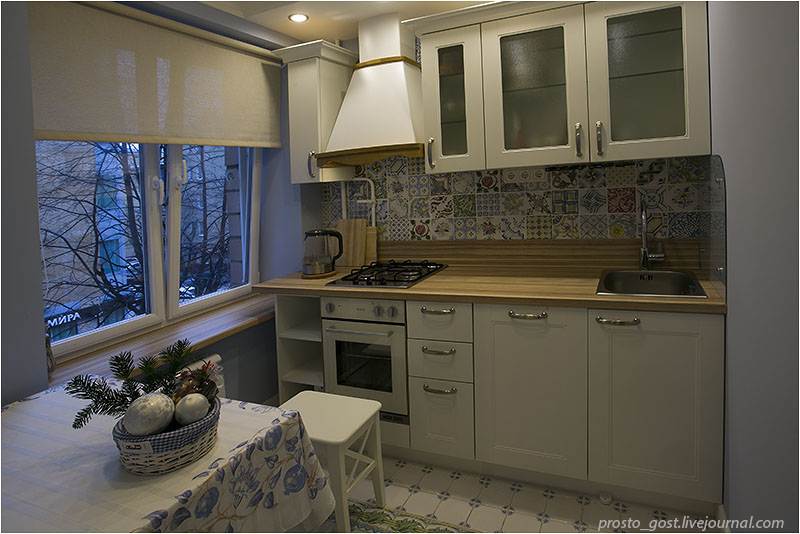Кухня мебель дизайн для маленькой площади с холодильником фото