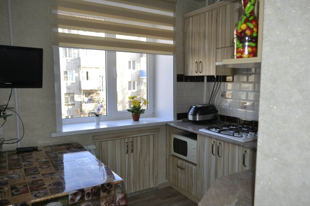 Кухня в хрущевке с холодильником под окном