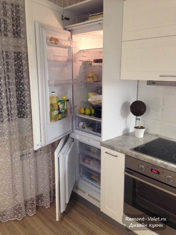Встроенный холодильник на современной кухне