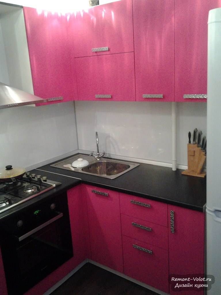 Ремонт волот кухня. Розовая угловая кухня. Розовый угловой гарнитур. Угловая кухня для маленькой кухни в розовых тонах. Кухни угловые малогабаритные.