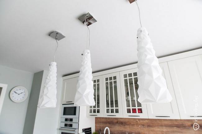Конусообразные люстры с геометричной поверхностью в дизайне просторной кухни на 14 кв. м
