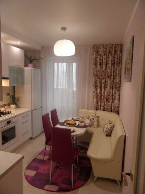 Кухня из белого глянца с лиловыми стульями на 10,3 кв. м
