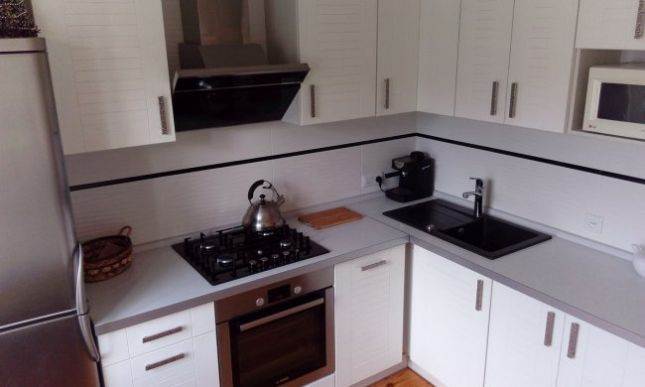 Дизайн белой угловой кухни ЗОВ из массива ясеня на 8 кв м
