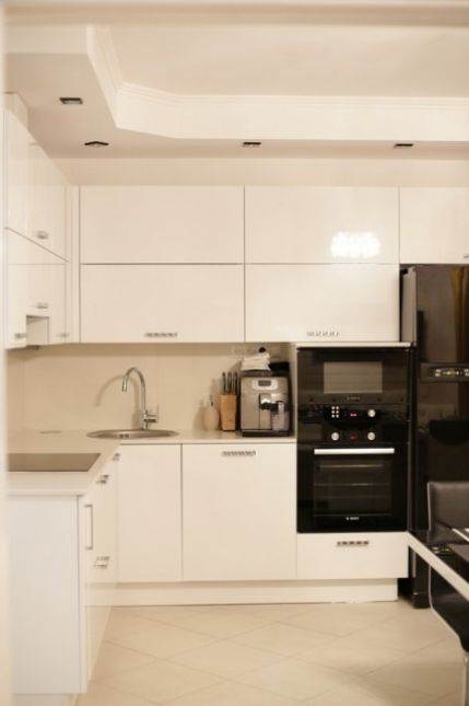 Маленький угловой кухонный гарнитур со шкафами в потолок в кухонной зоне 5 м2