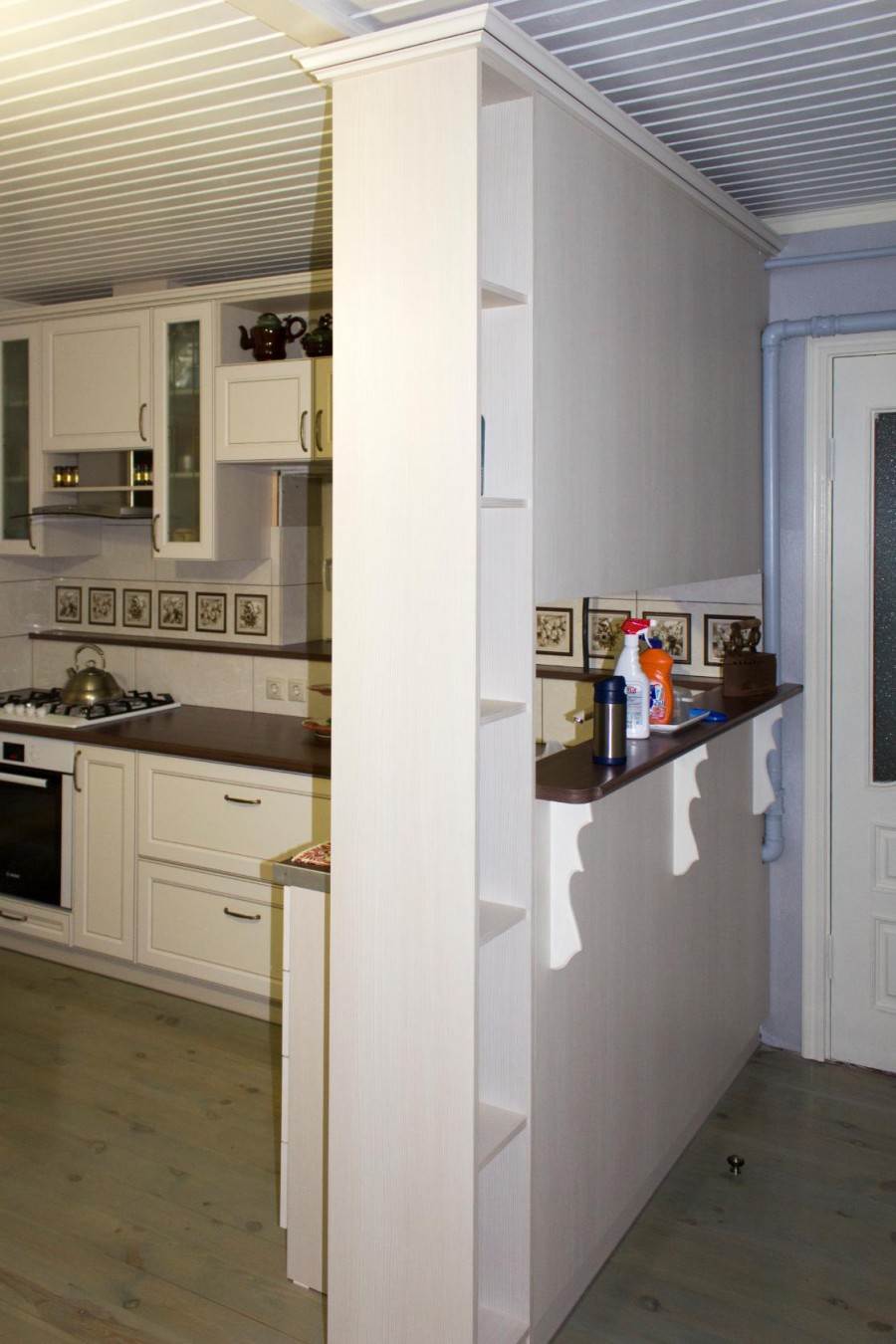 Кухня с высокими большими шкафами: функциональность и стиль