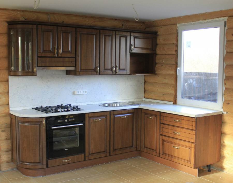 Кухня в деревянном доме: особенности дизайна и популярные стилевые направления