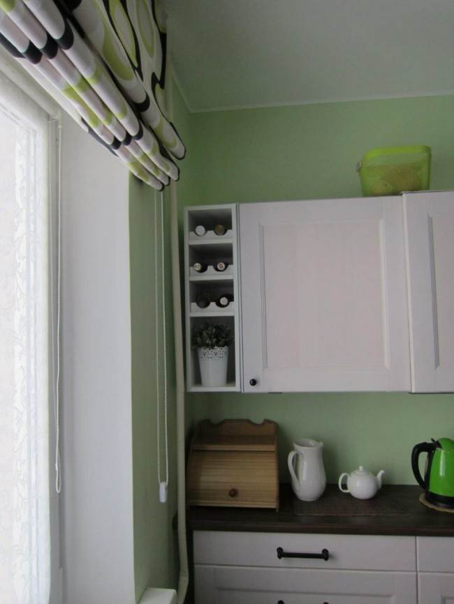 Классическая белая кухня 7 кв. м с холодильником и обеденной зоной (7 фото)