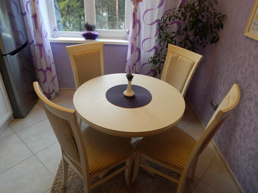 Стол и стулья на кухню из массива