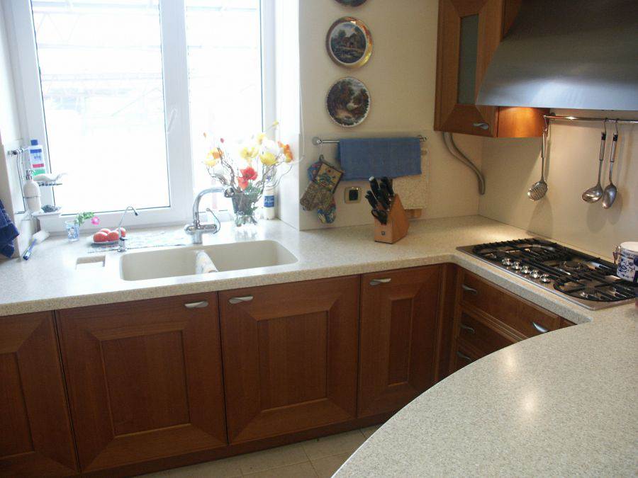Кухонная мойка у окна – варианты планировки, преимущества и недостатки
