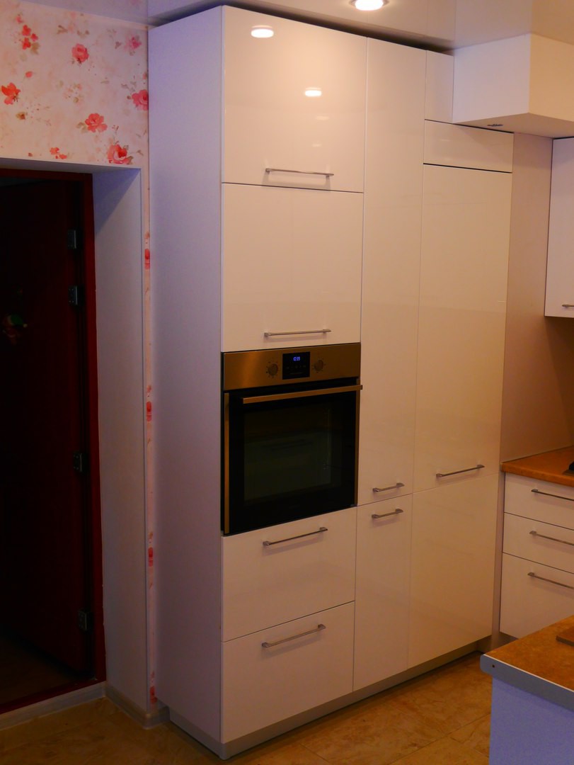 Можно ли духовой шкаф рядом с холодильником. Кухня со встроенной духовкой. Холодильник в пенале на кухне. Кухонный пенал встроенный. Шкаф для встроенной духовки.