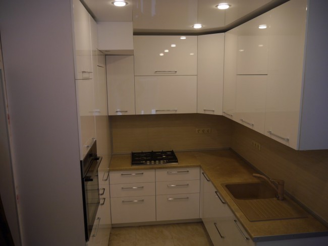 Узкая кухня 9 кв.м П-образной планировки со встроенным холодильником .