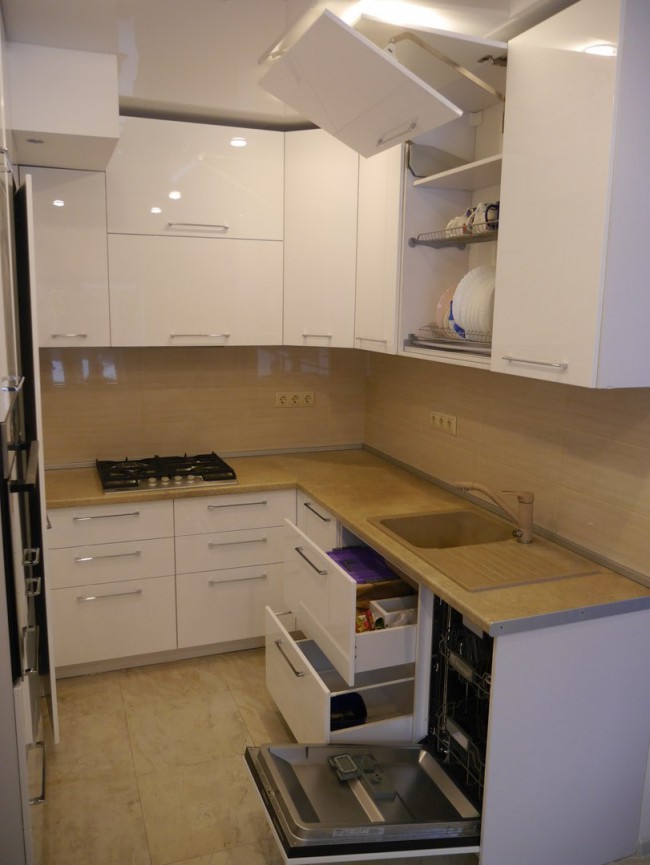 Узкая кухня 9 кв.м П-образной планировки со встроенным холодильником (без обеденной зоны)