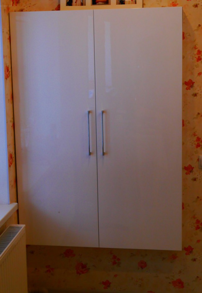 Узкая кухня 9 кв.м П-образной планировки со встроенным холодильником (без обеденной зоны)
