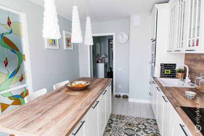 кухня белая матовая с деревянной столешницей фото в интерьере