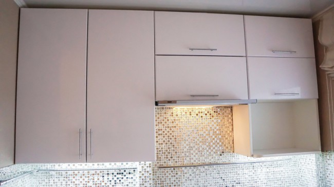 Дизайн маленькой кухни 7 кв.м с мозаичным фартуком и черной столешницей-подоконником