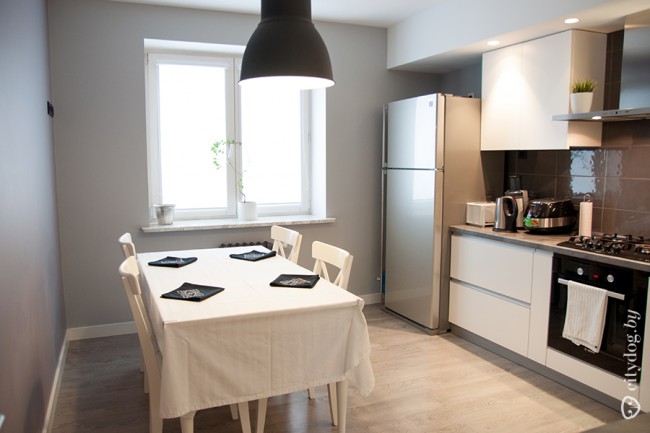 Белая кухня 12 м в скандинавском стиле с серым фартуком и столешницей