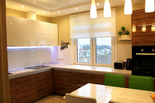 Оформление окна на кухне в современном стиле: 72 фото и примеры дизайна штор для маленькой и другой кухни