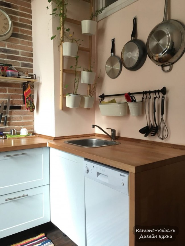 Дизайн 5-метровой кухни без верхних шкафов, но с посудомойкой (4 фото)