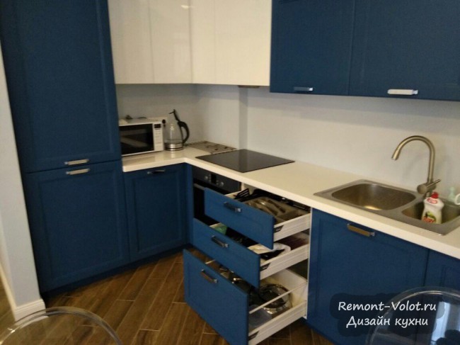 интерьер гостиной с синей кухней