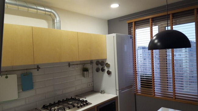 Дизайн светлой кухни 7 кв м, сделанной полностью из фанеры