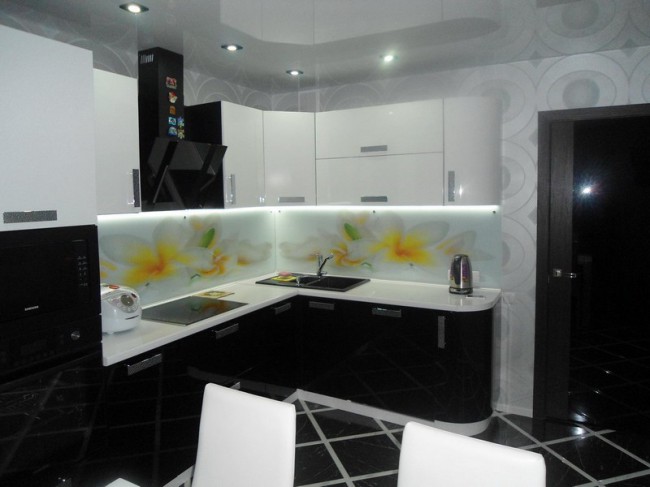 Освещение на кухне с натяжным потолком (30 реальных фото): расположение светильников,