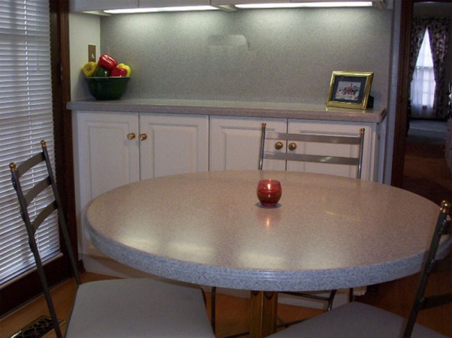 Стол кухонный из кварца
