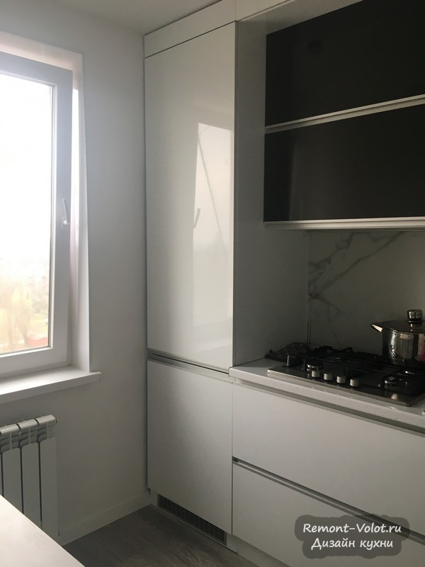 Кухня с холодильником у окна (35 фото)