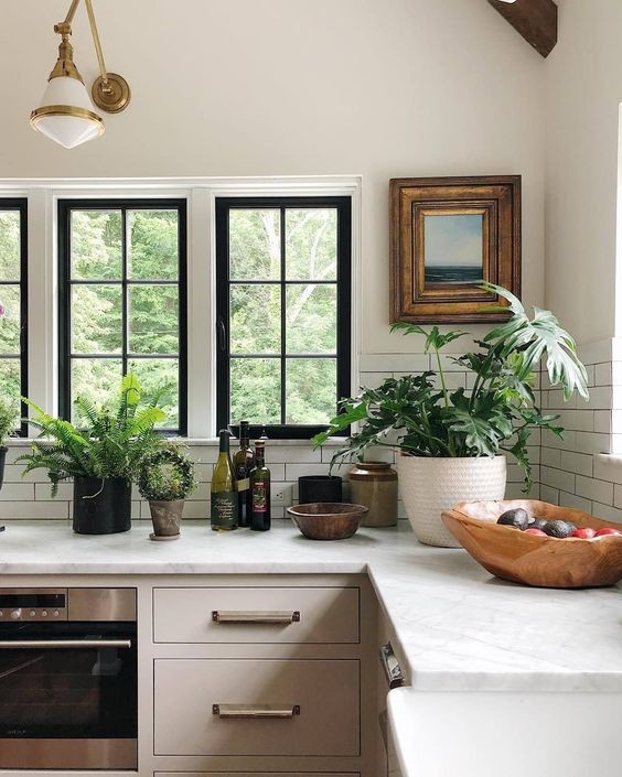 Оформление окна на кухне в современном стиле без штор