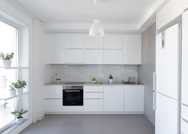 Белая глянцевая кухня с откидной консолью для двоих