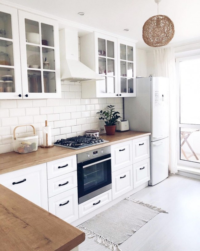 Угловая кухня в белом цвете с деревом — дизайн, фото